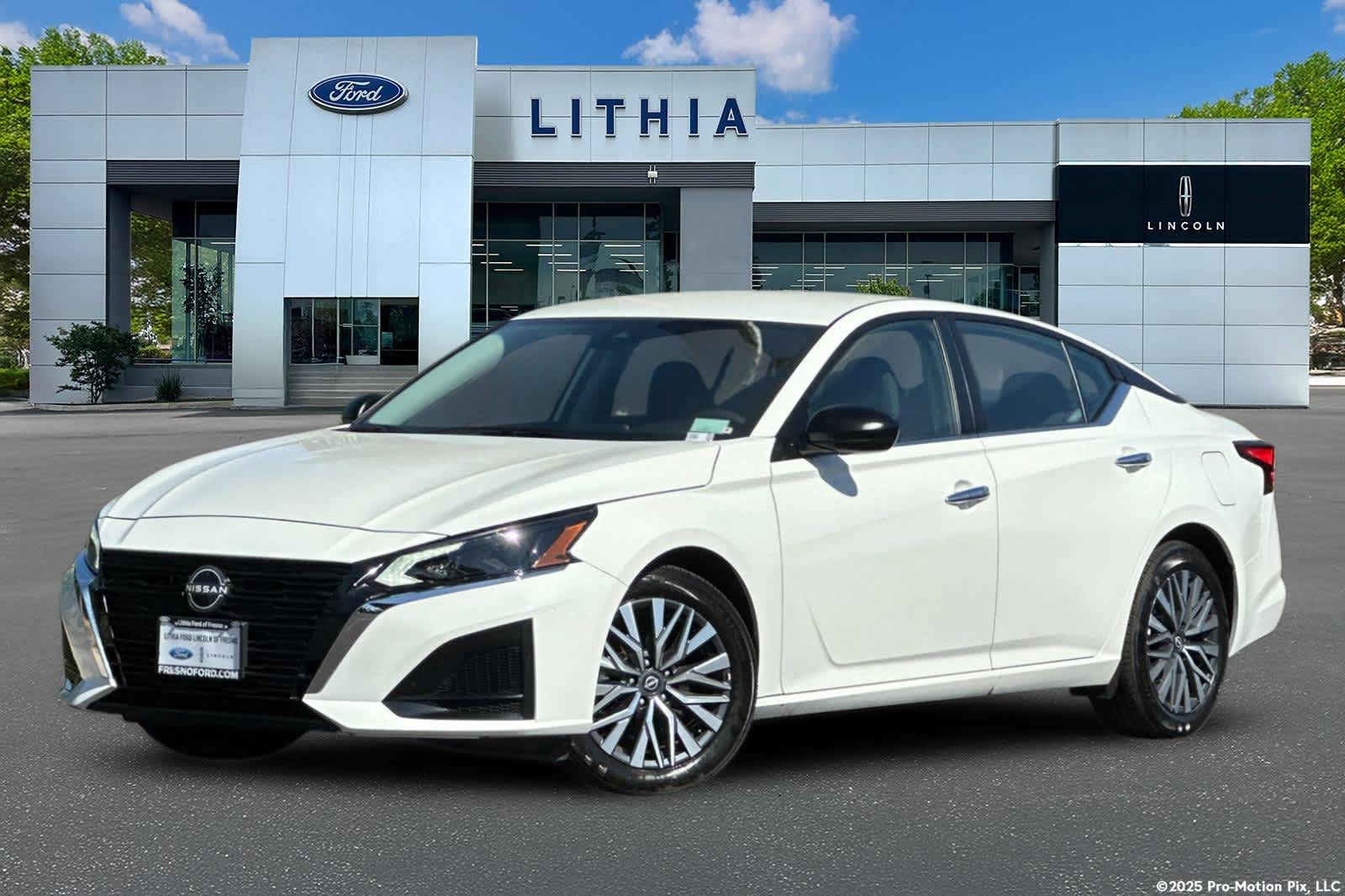 2025 Nissan Altima SV Hero Image