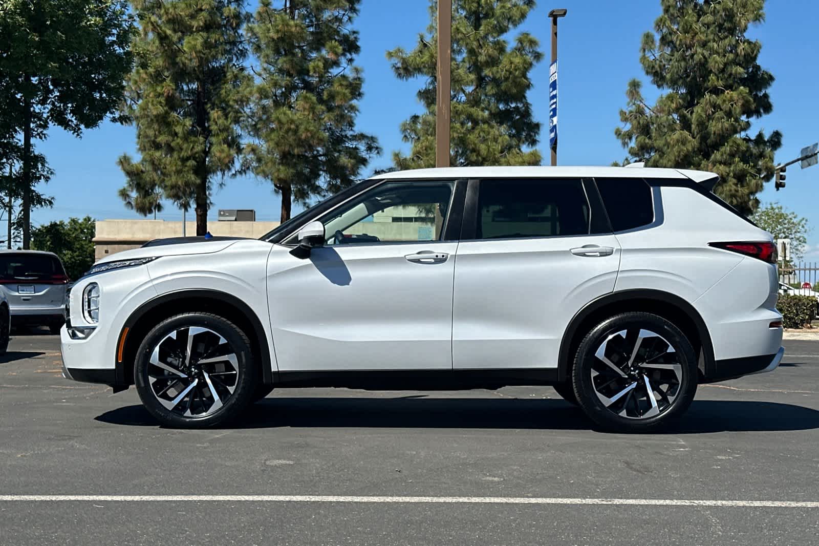 Thumbnail: 2023 Mitsubishi Outlander - 5