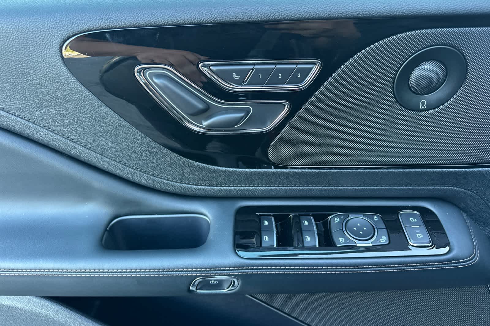 Thumbnail: 2026 Lincoln Aviator - 13