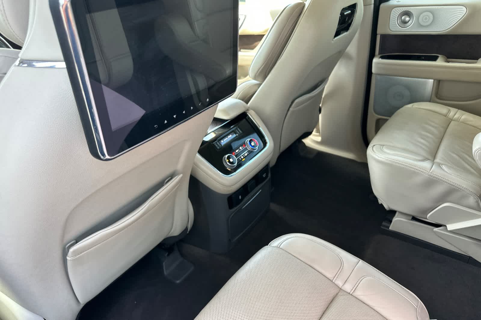 Thumbnail: 2019 Lincoln Navigator L - 4