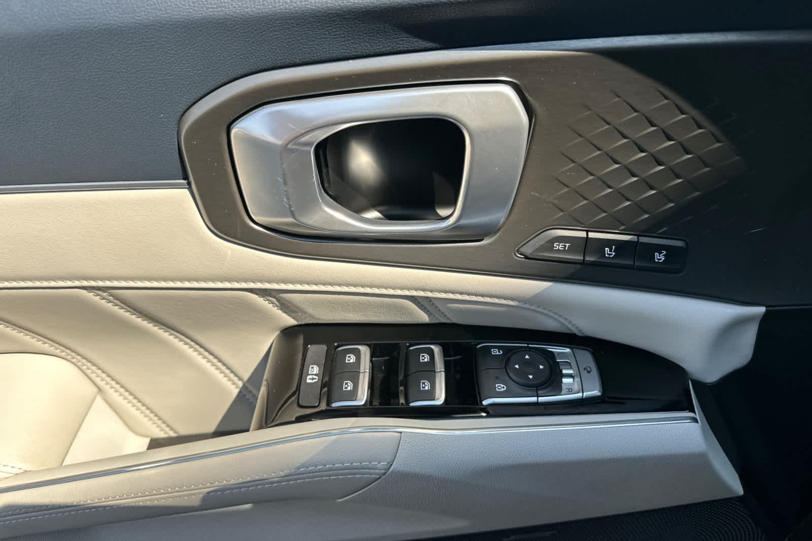 Thumbnail: 2023 Kia Sorento - 12