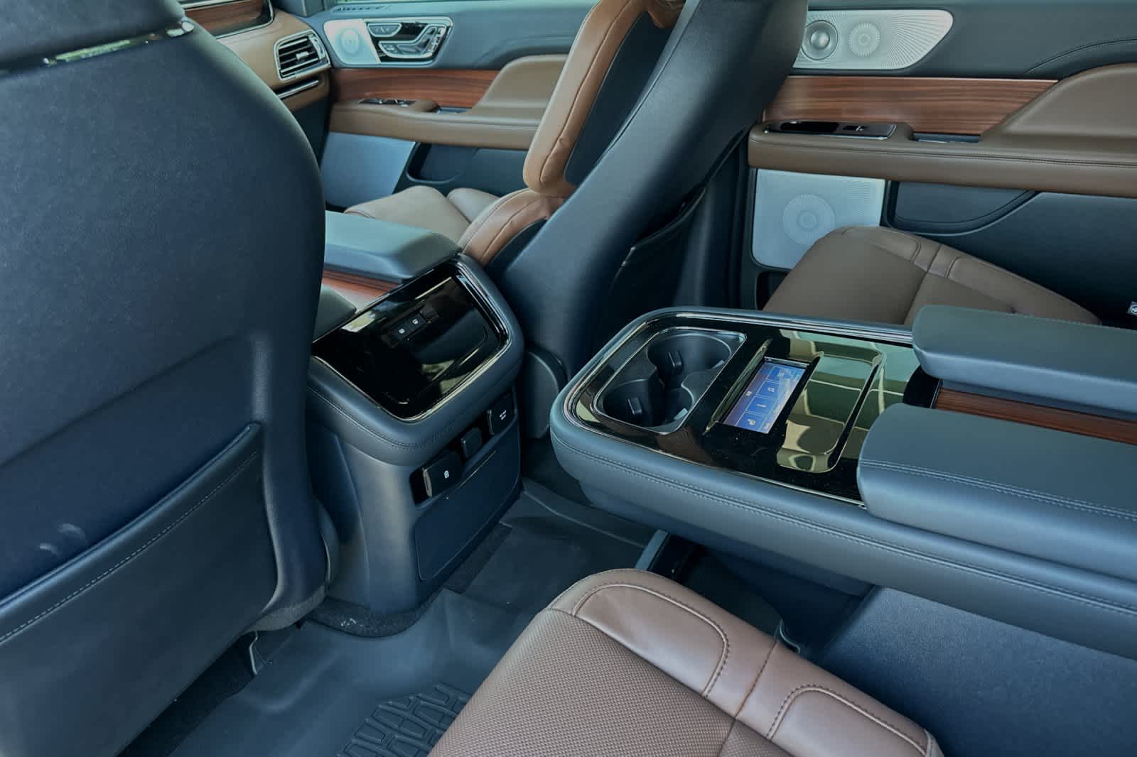 Thumbnail: 2024 Lincoln Navigator L - 4