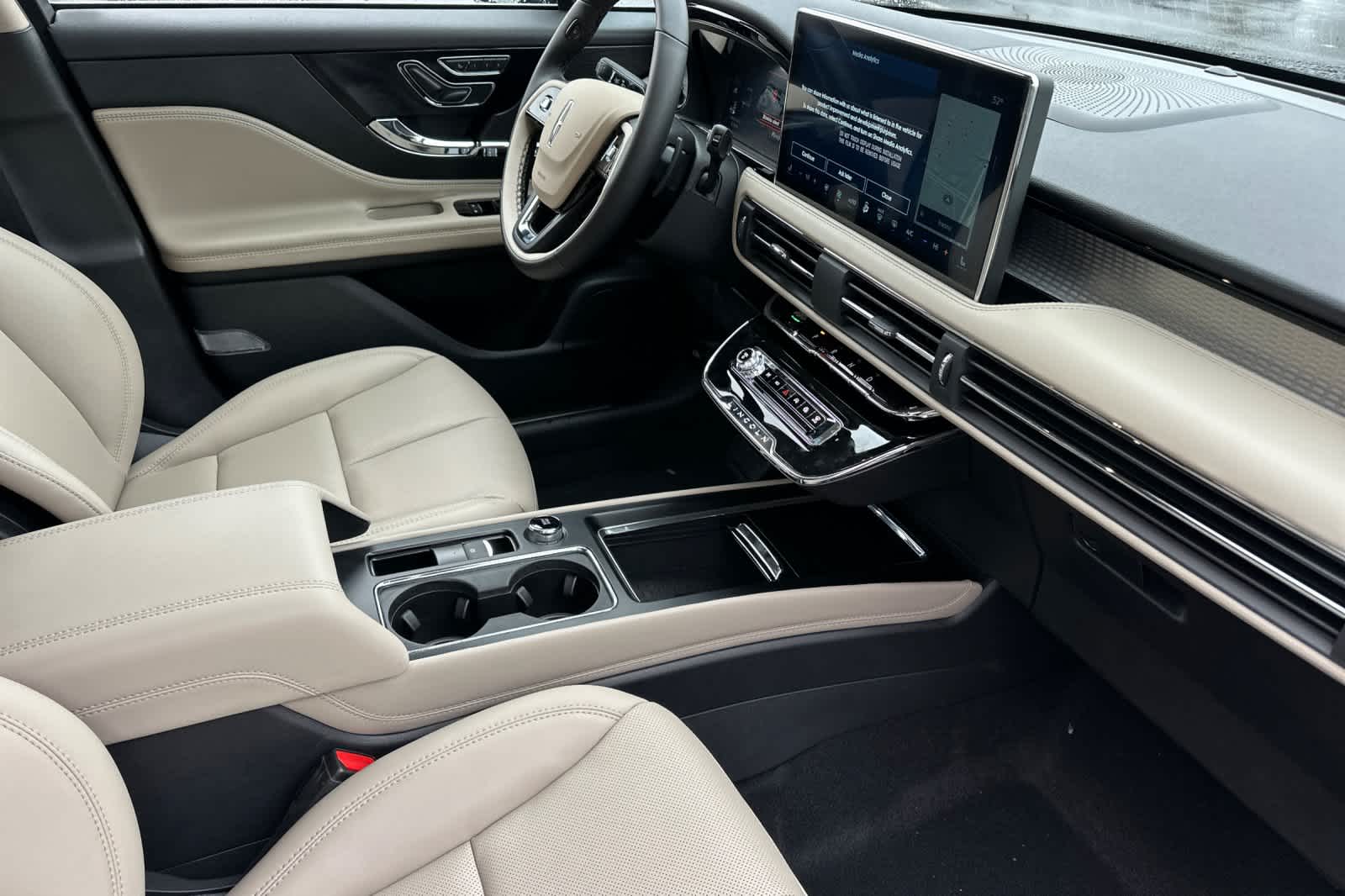 Thumbnail: 2025 Lincoln Corsair - 17