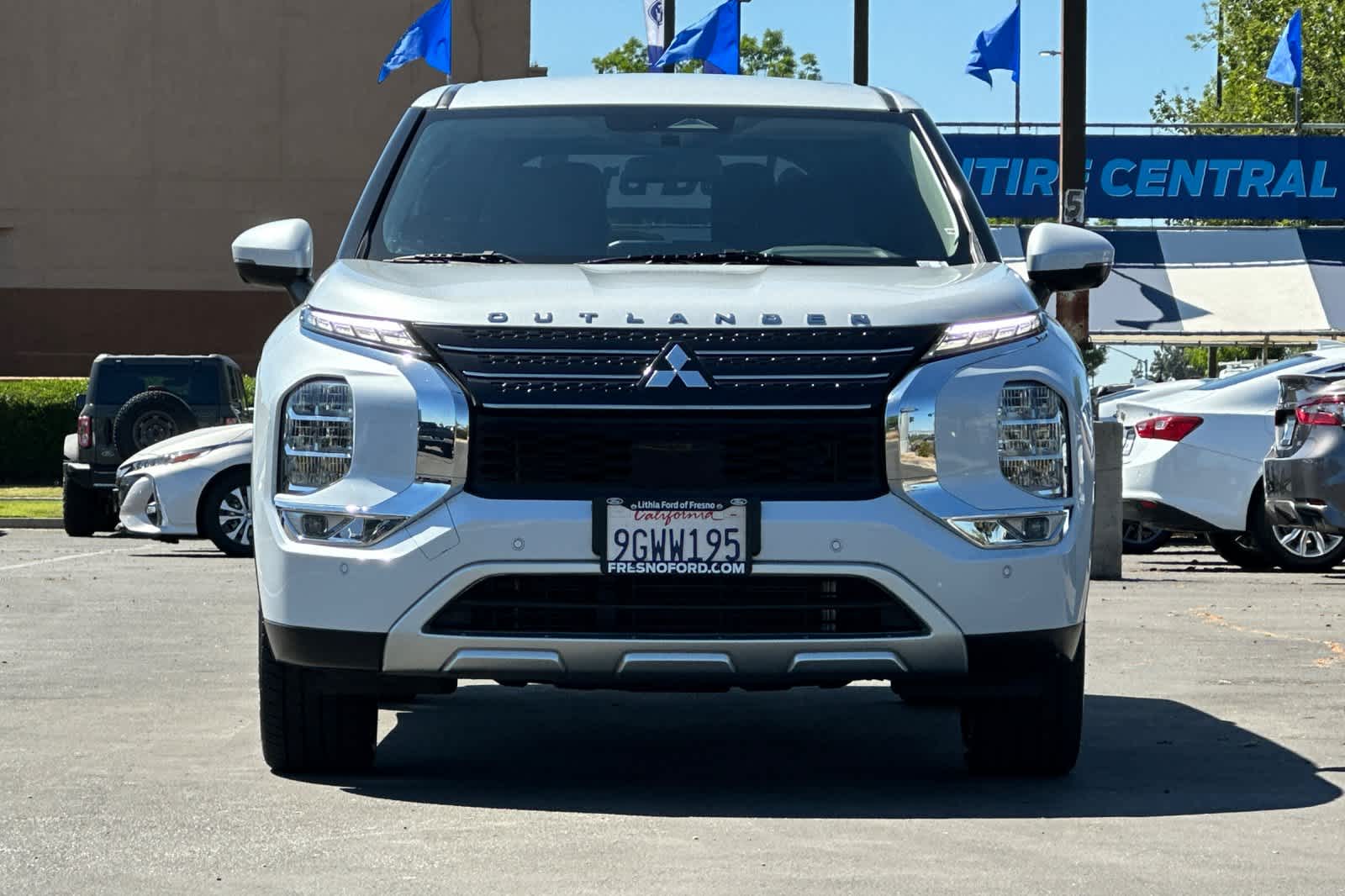 Thumbnail: 2023 Mitsubishi Outlander - 10