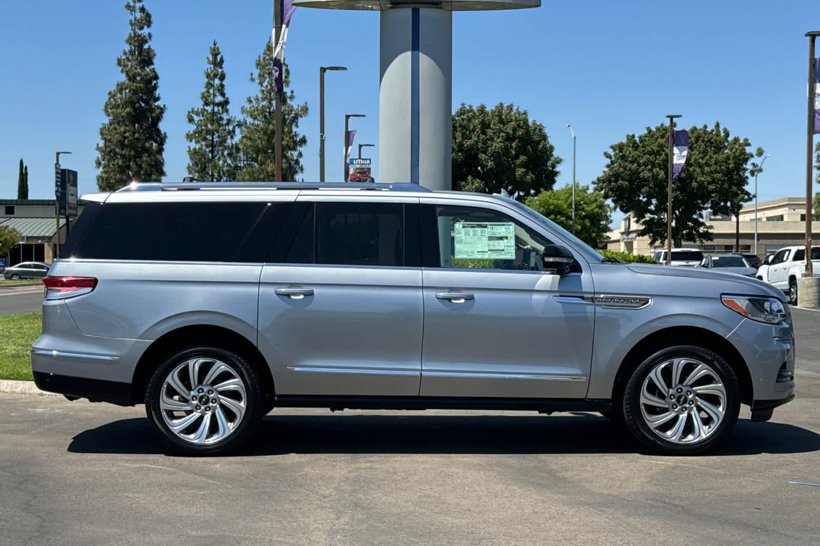 Thumbnail: 2024 Lincoln Navigator L - 8