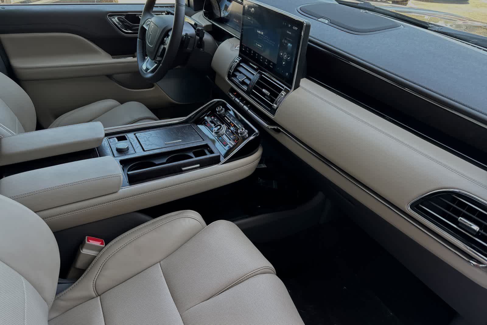 Thumbnail: 2024 Lincoln Navigator - 18