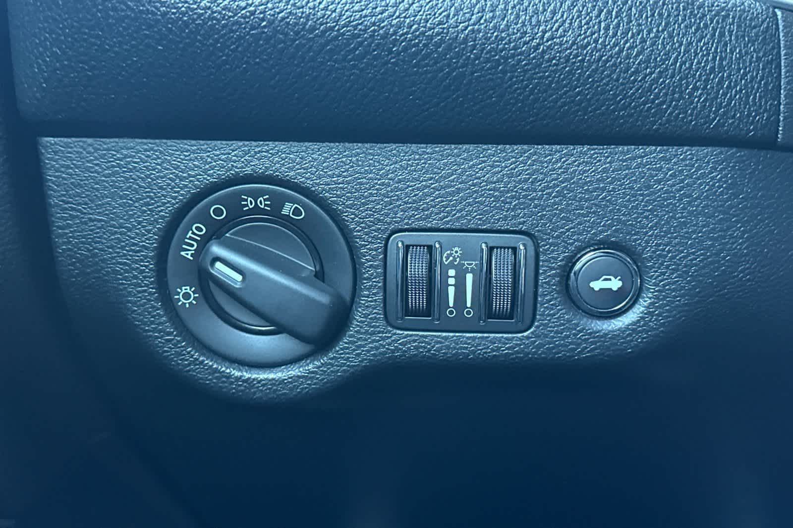 Thumbnail: 2015 Dodge Challenger - 27