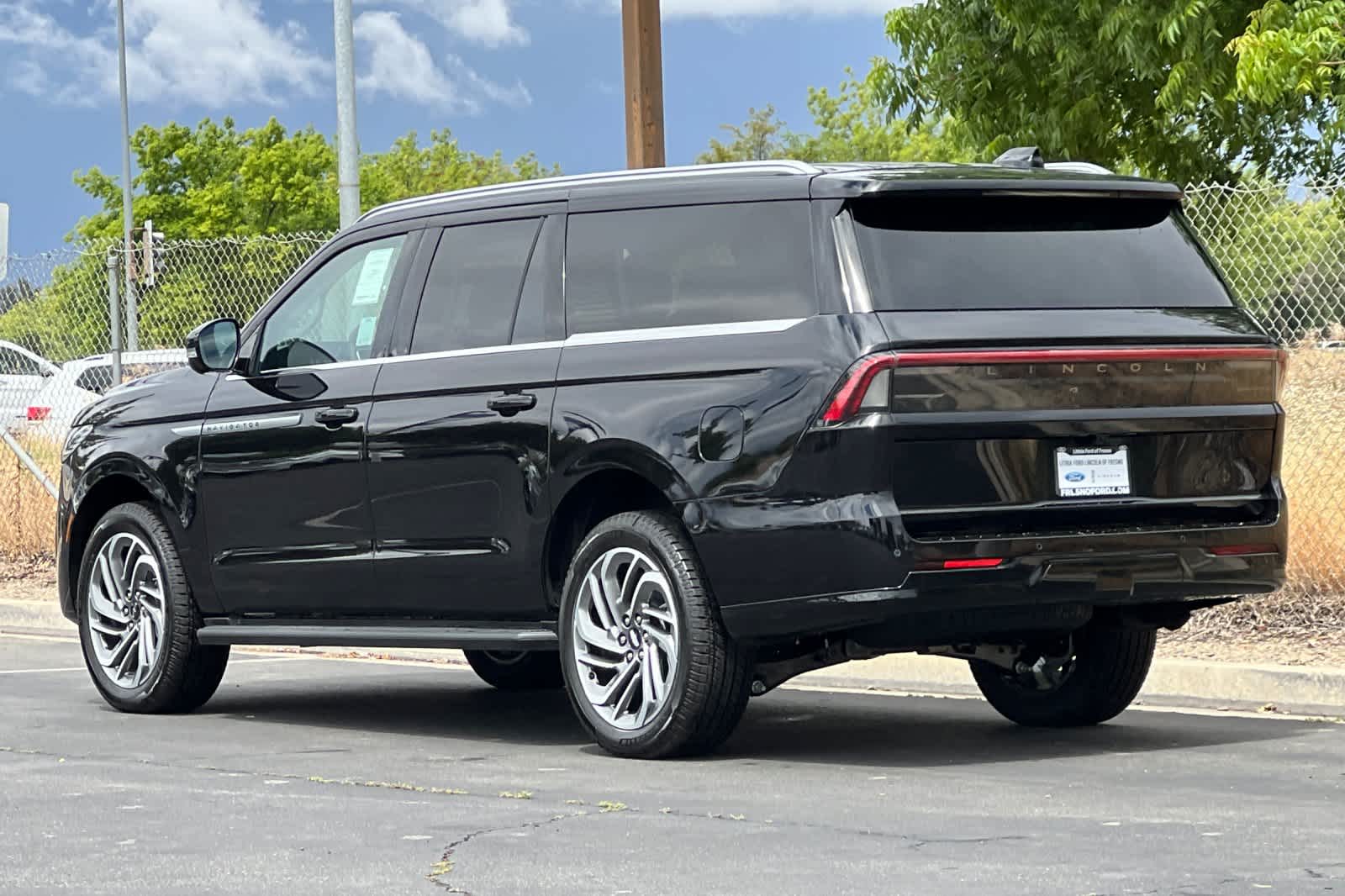 Thumbnail: 2026 Lincoln Navigator L - 6