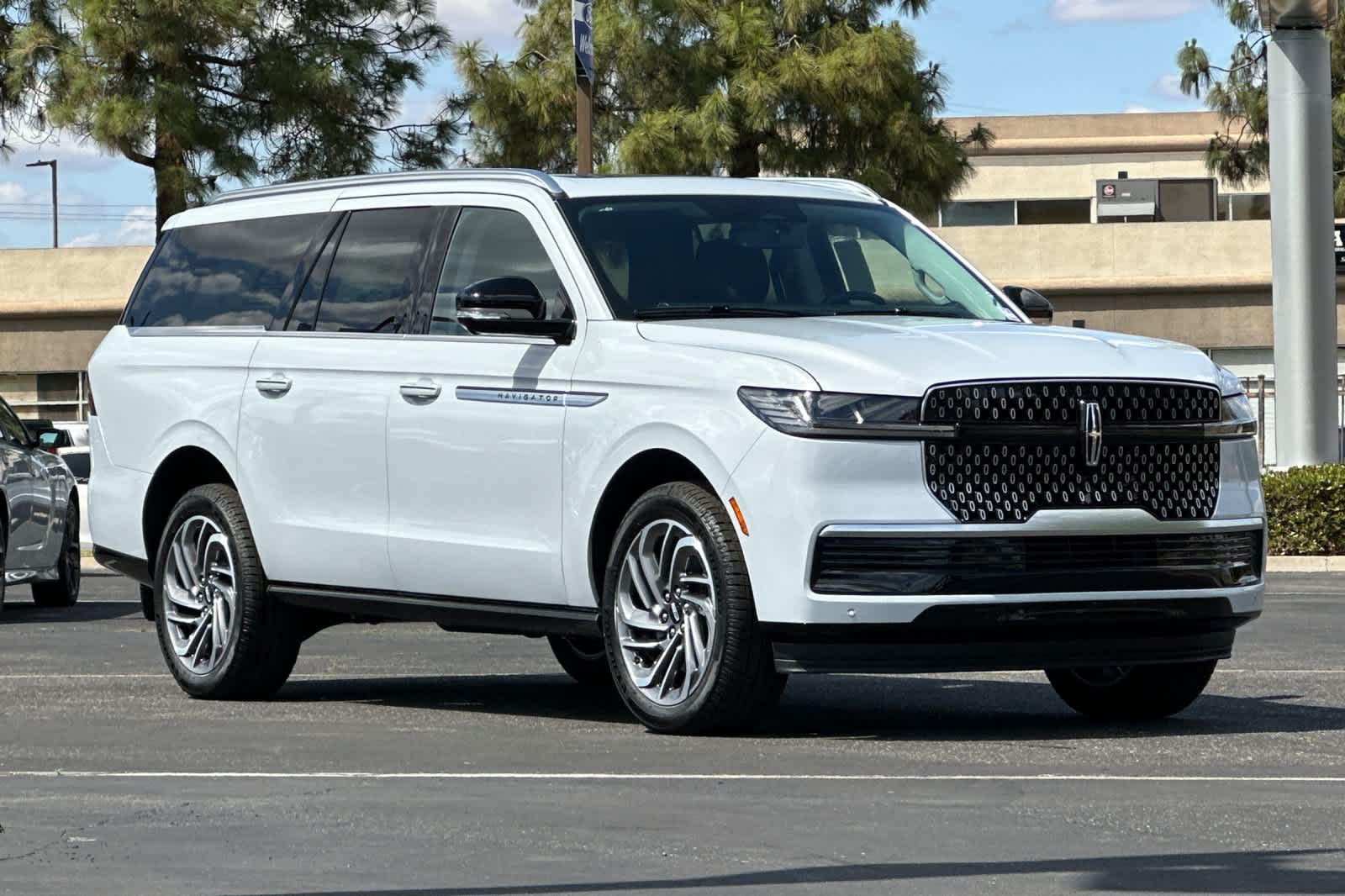 Thumbnail: 2026 Lincoln Navigator L - 10