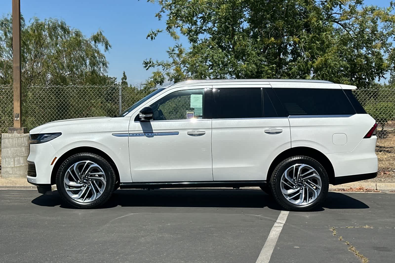 Thumbnail: 2026 Lincoln Navigator - 5