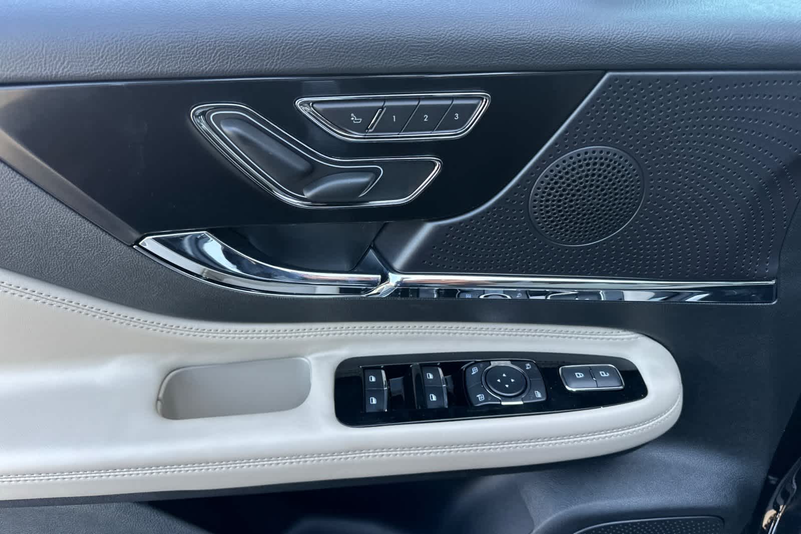 Thumbnail: 2025 Lincoln Corsair - 13