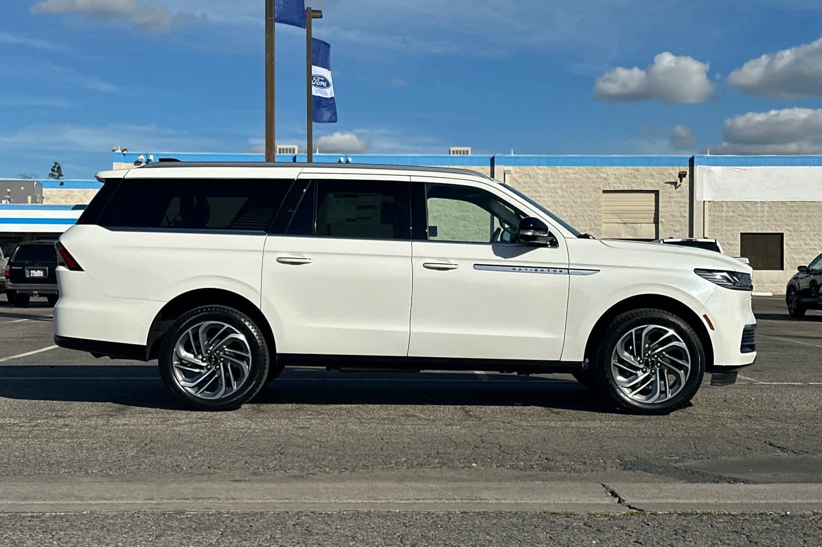 Thumbnail: 2026 Lincoln Navigator L - 8