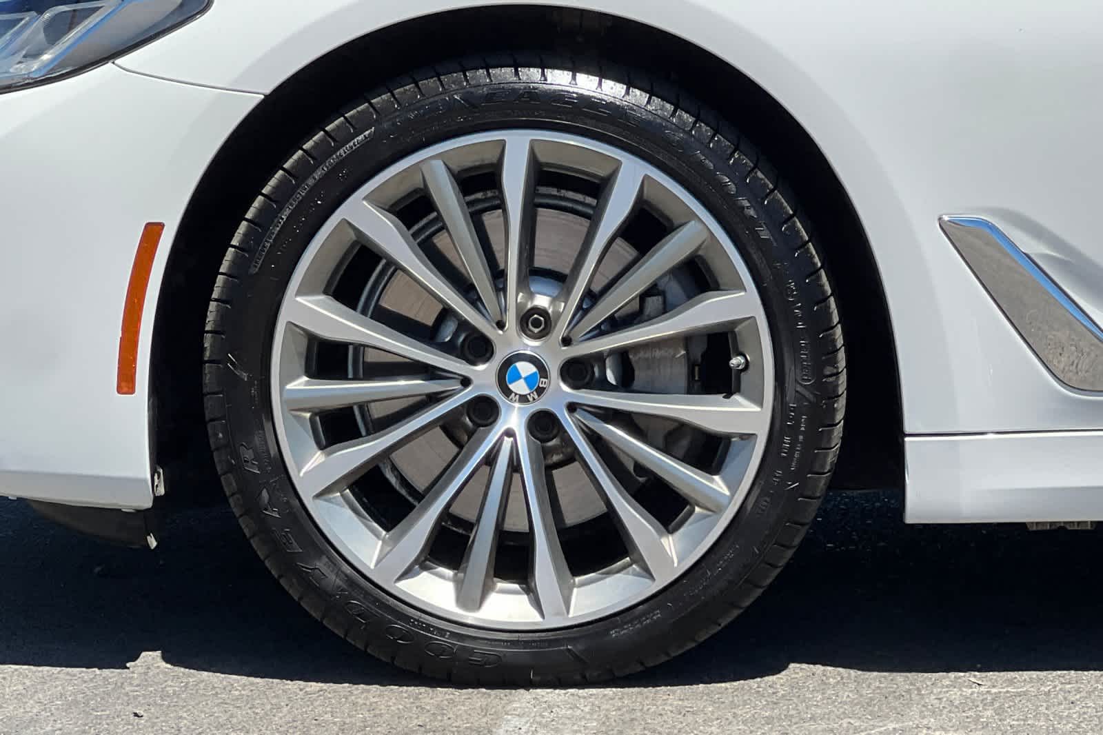 Thumbnail: 2023 BMW 5 Series - 26