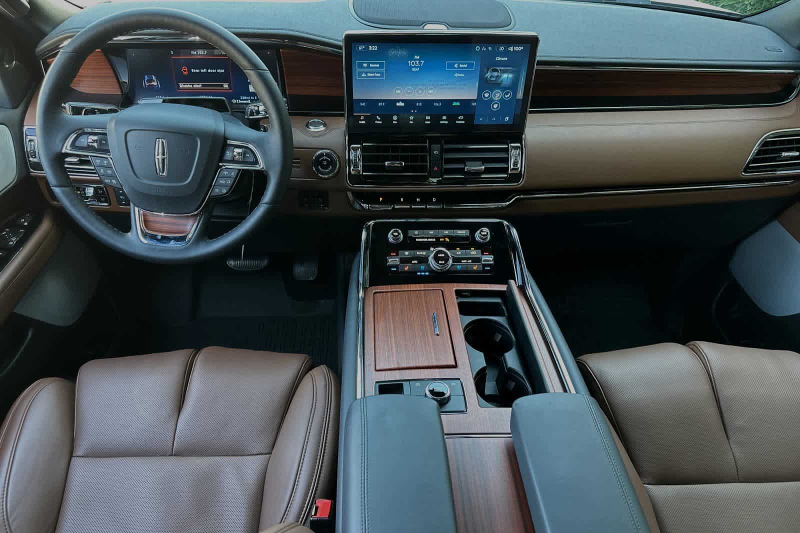 Thumbnail: 2024 Lincoln Navigator L - 3