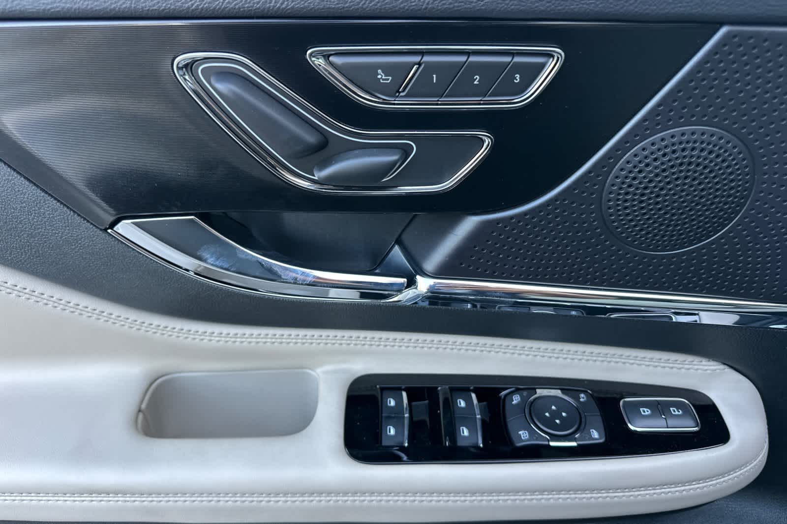 Thumbnail: 2025 Lincoln Corsair - 13