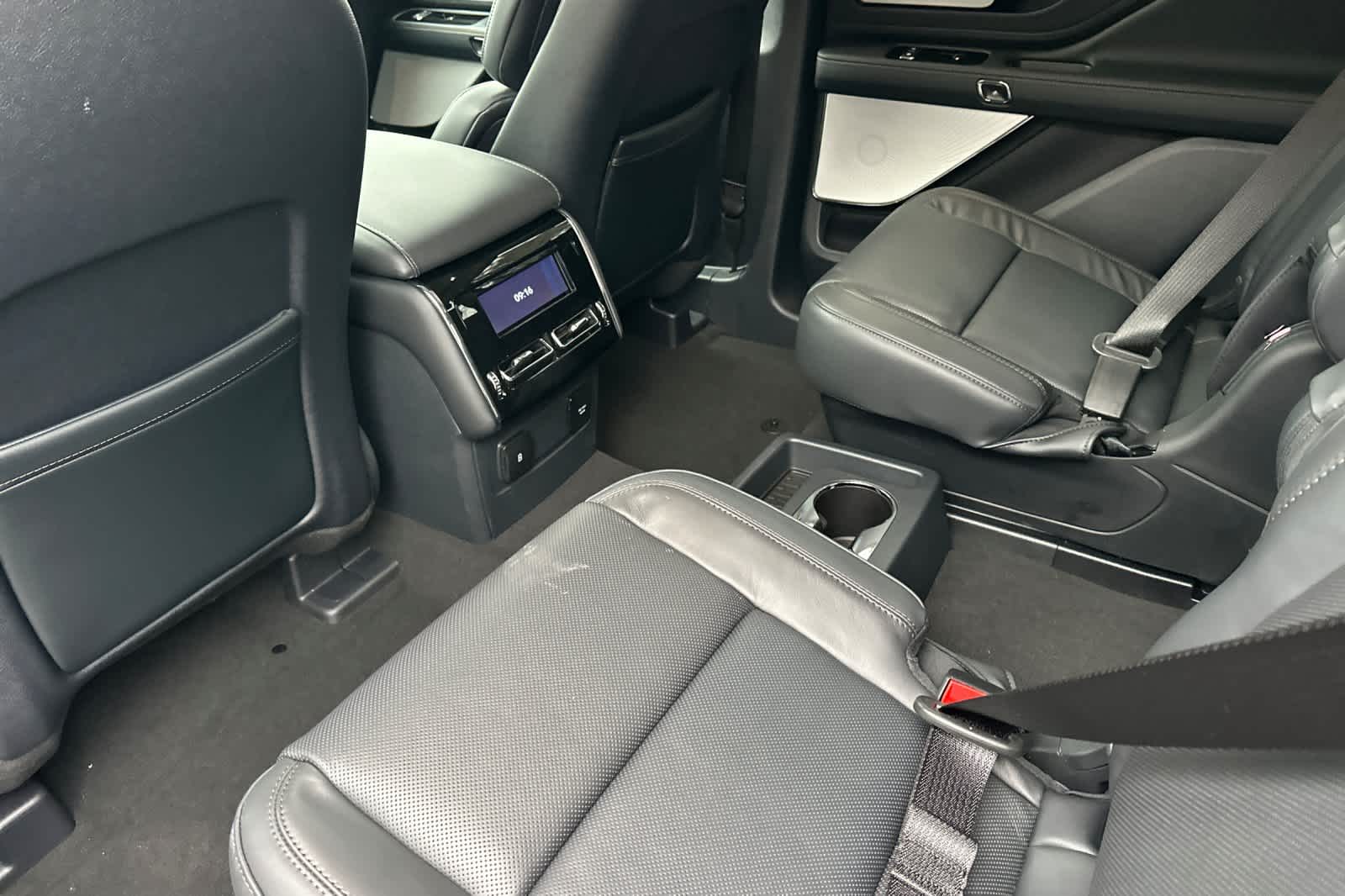 Thumbnail: 2026 Lincoln Aviator - 4