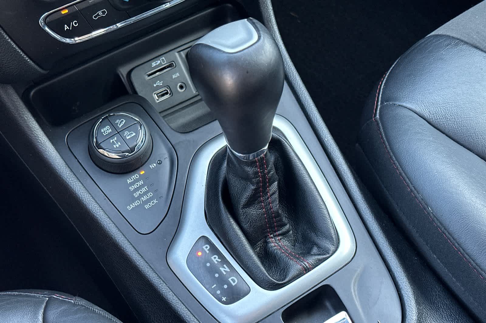 Thumbnail: 2018 Jeep Cherokee - 21