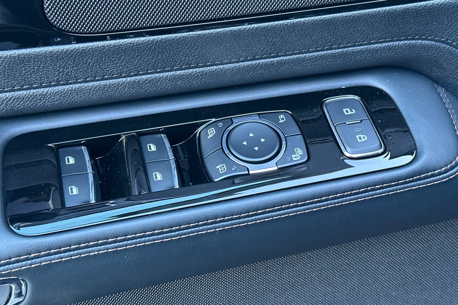 Thumbnail: 2026 Lincoln Aviator - 14