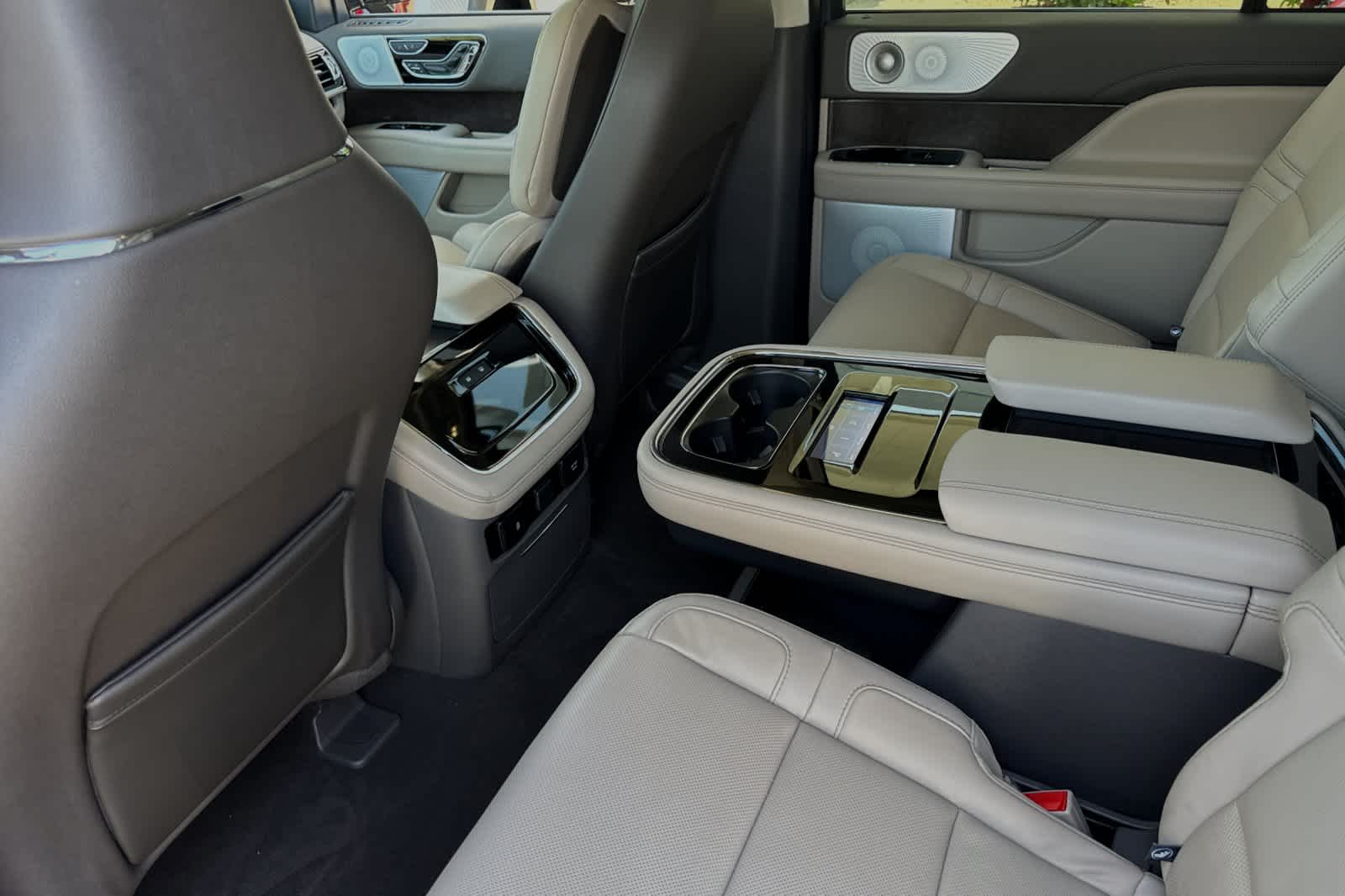 Thumbnail: 2024 Lincoln Navigator L - 4