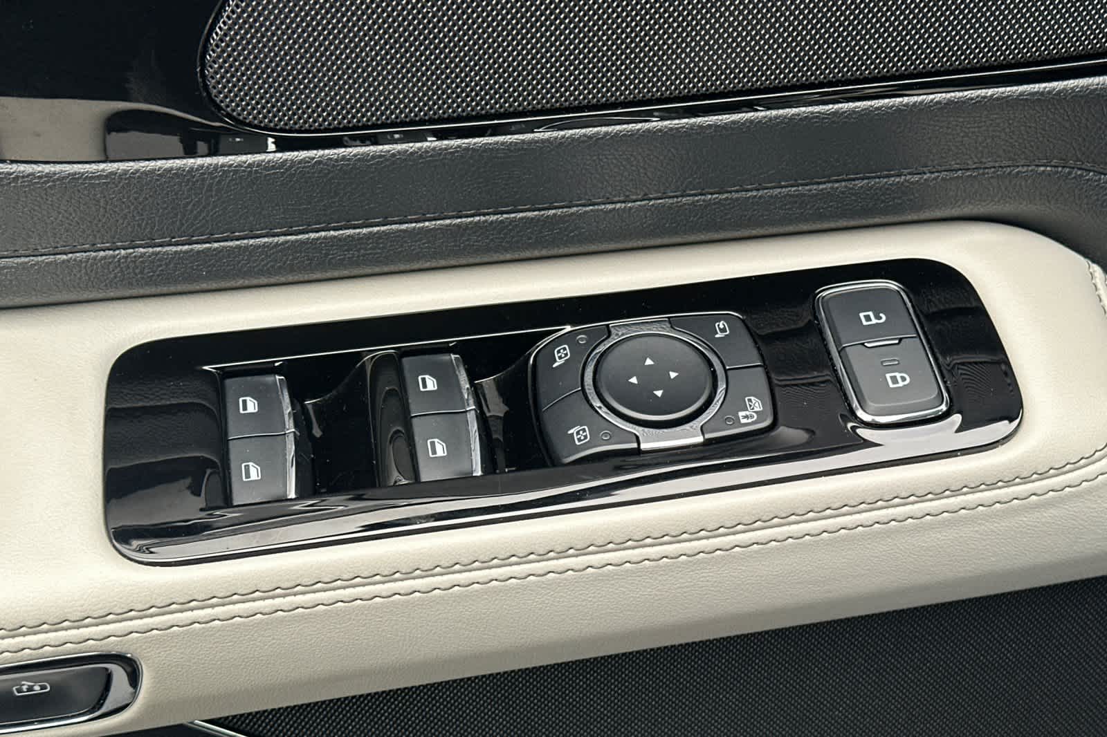 Thumbnail: 2025 Lincoln Aviator - 13