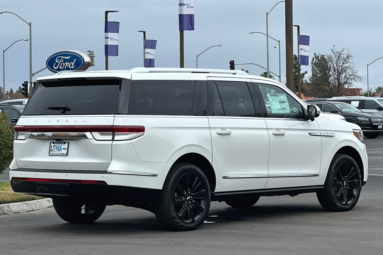 Thumbnail: 2024 Lincoln Navigator L - 2