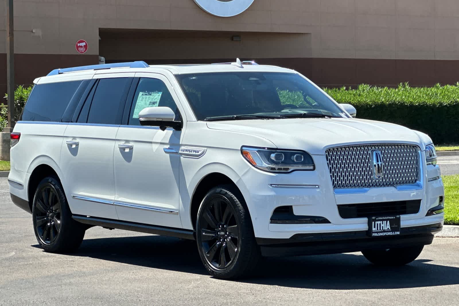 Thumbnail: 2024 Lincoln Navigator L - 10