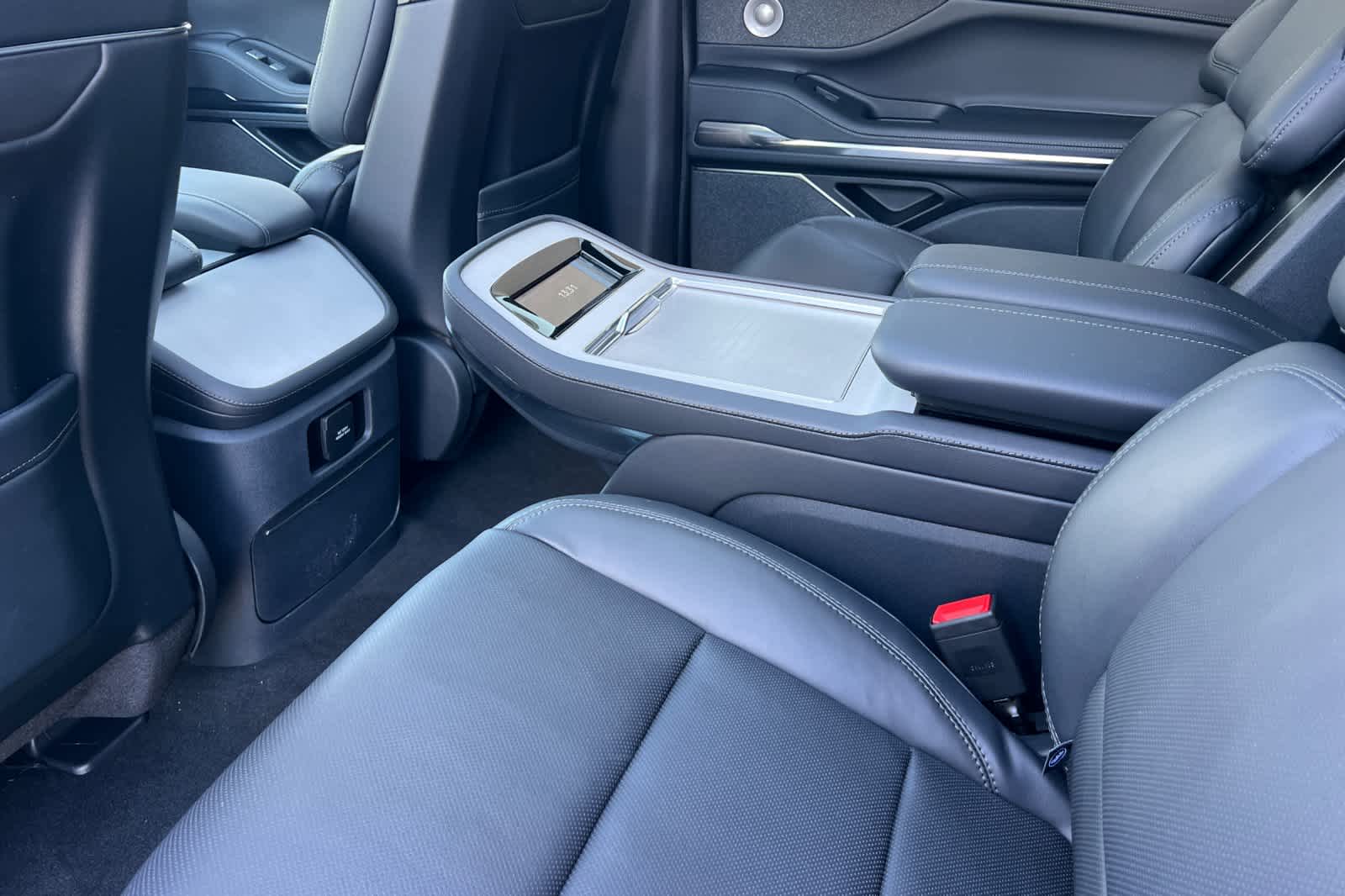 Thumbnail: 2026 Lincoln Navigator L - 4