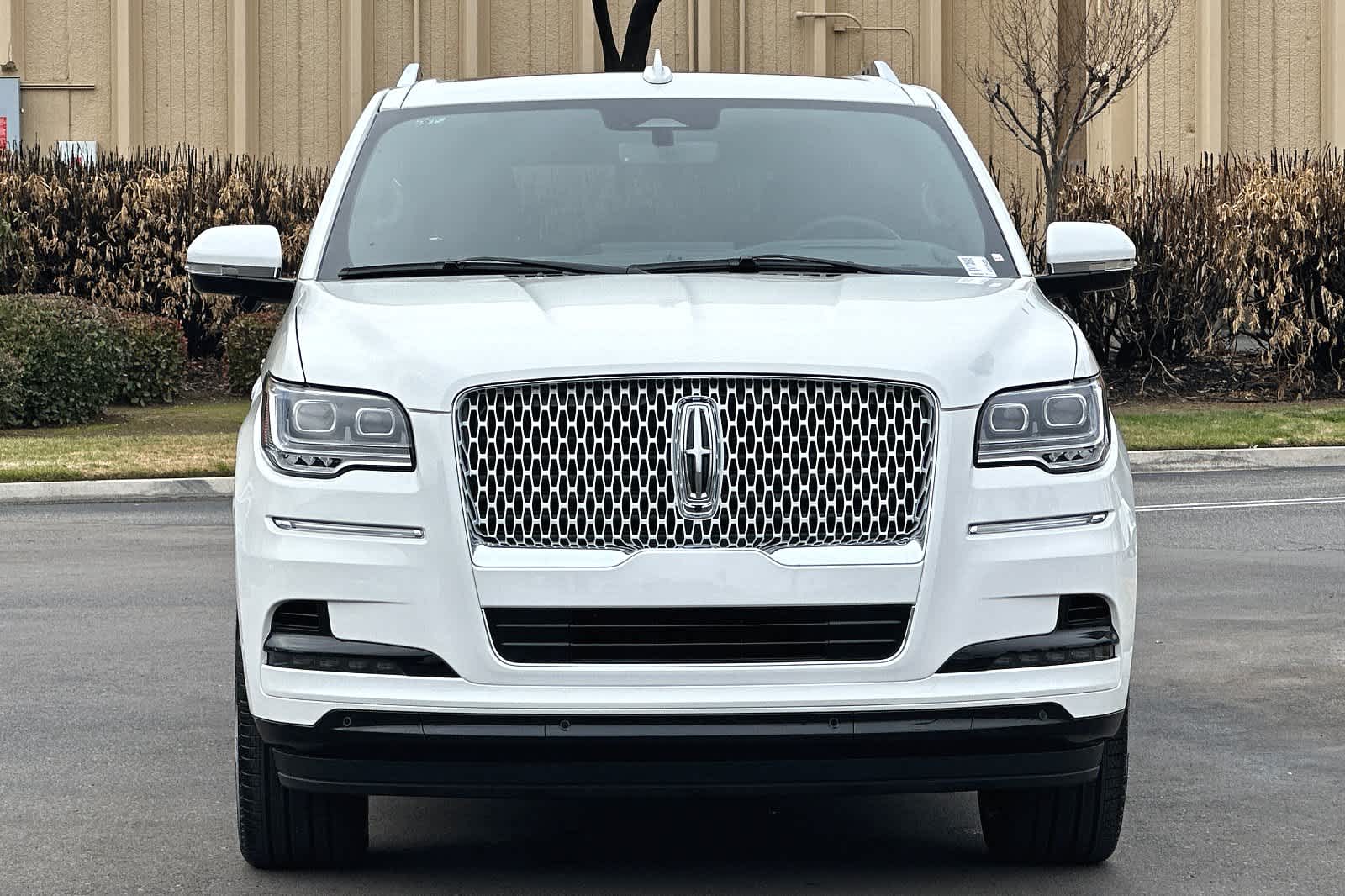 Thumbnail: 2024 Lincoln Navigator L - 11