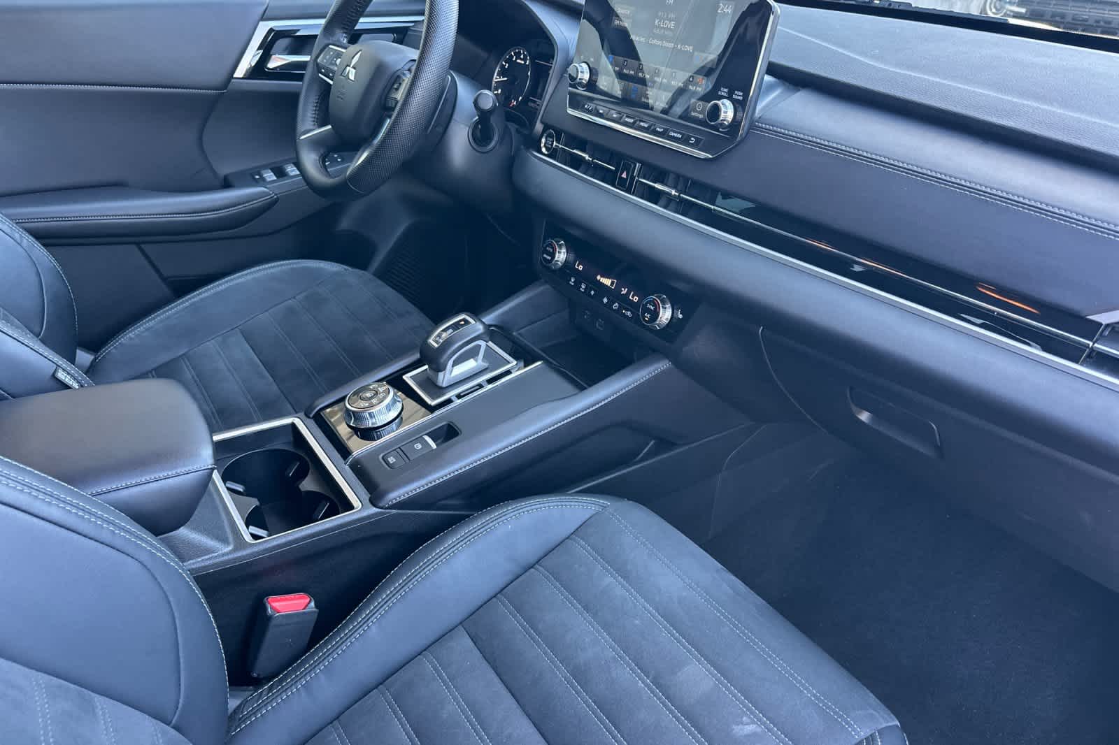 Thumbnail: 2023 Mitsubishi Outlander - 16