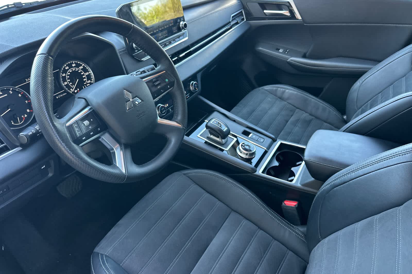 Thumbnail: 2023 Mitsubishi Outlander - 11