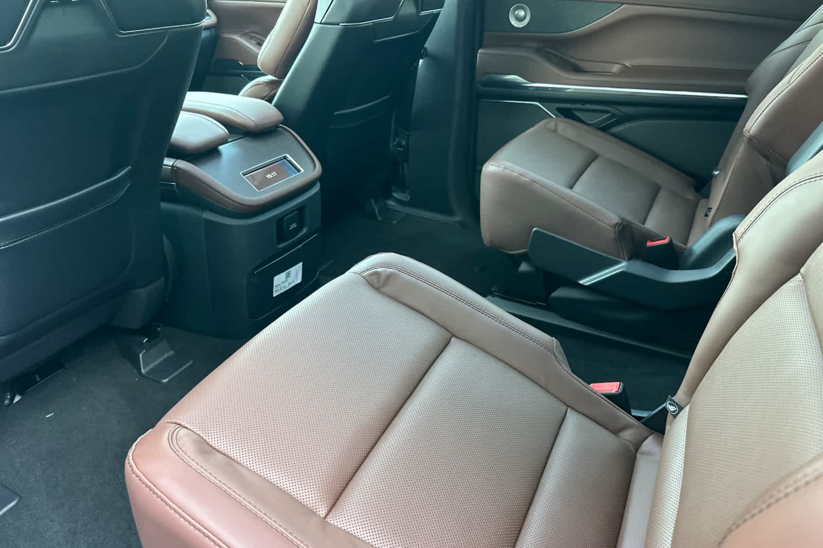 Thumbnail: 2026 Lincoln Navigator L - 4