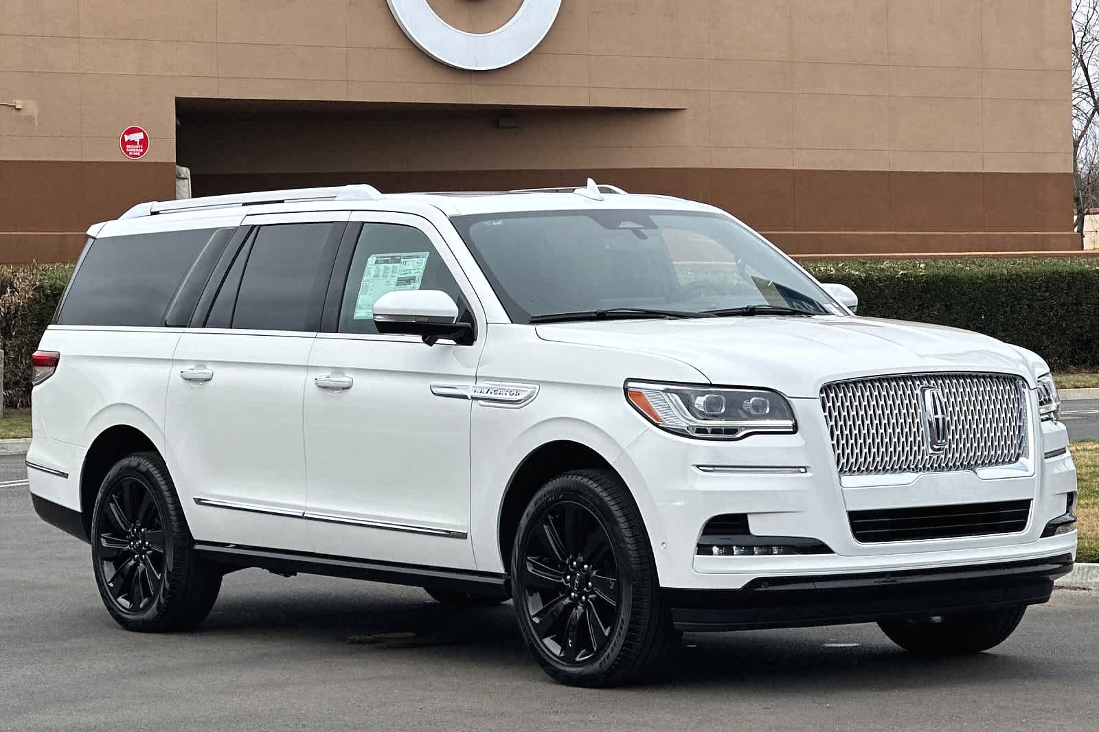 Thumbnail: 2024 Lincoln Navigator L - 10