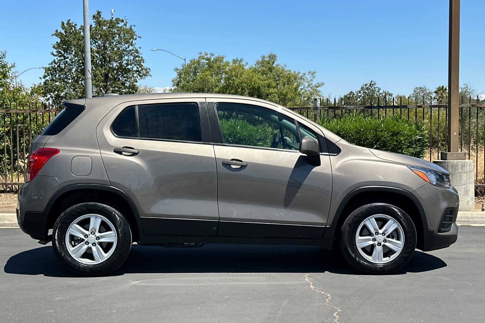 Thumbnail: 2021 Chevrolet Trax - 8