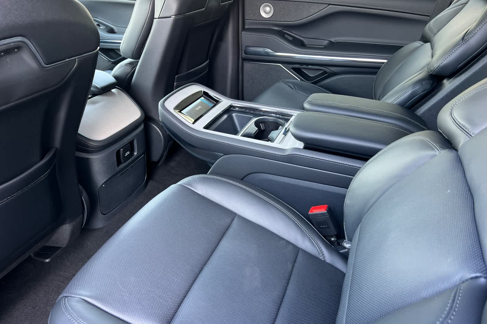 Thumbnail: 2026 Lincoln Navigator - 4