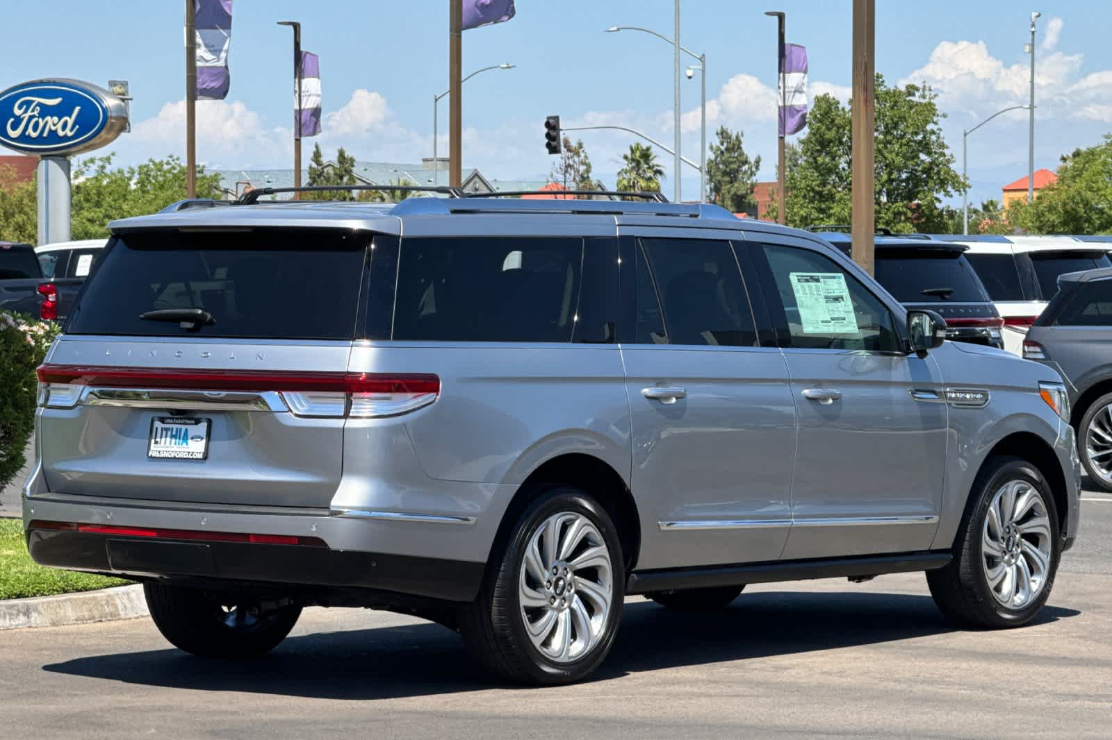 Thumbnail: 2024 Lincoln Navigator L - 2