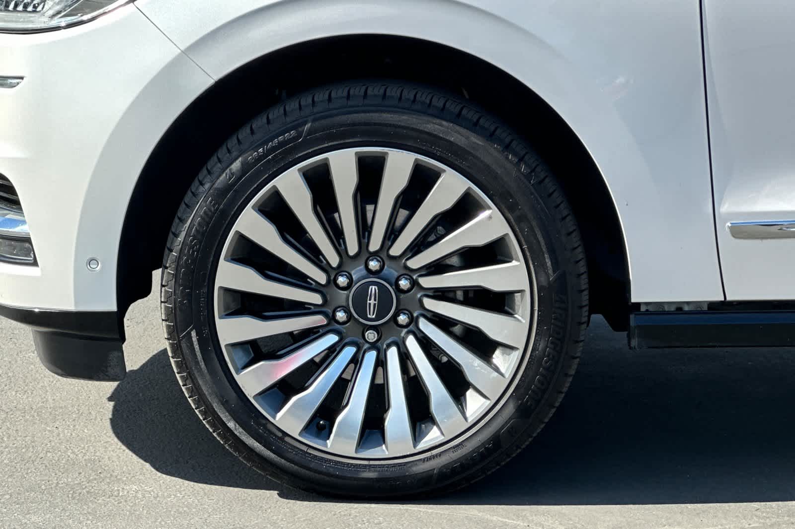 Thumbnail: 2019 Lincoln Navigator L - 28