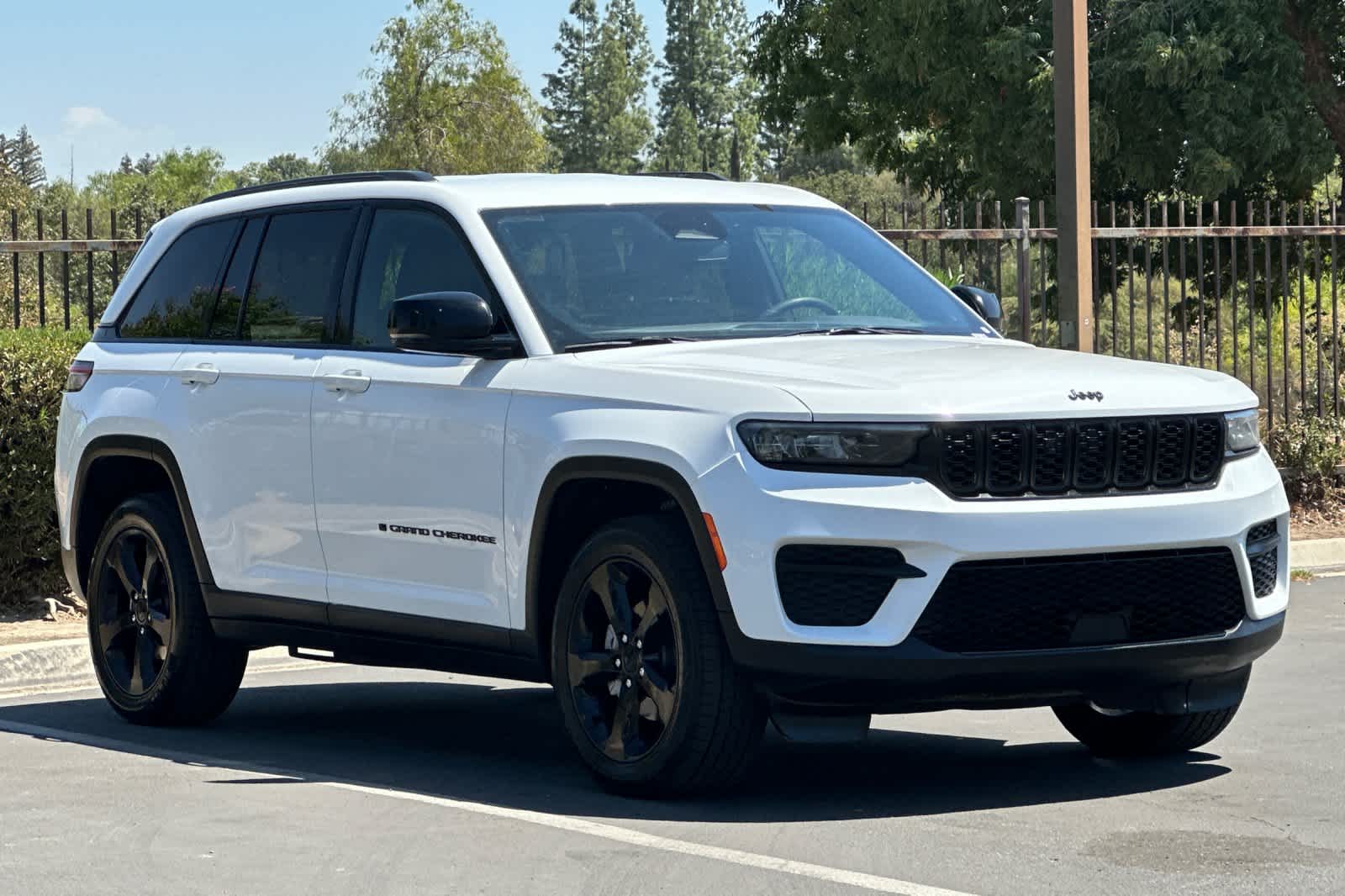 Thumbnail: 2023 Jeep Grand Cherokee - 10