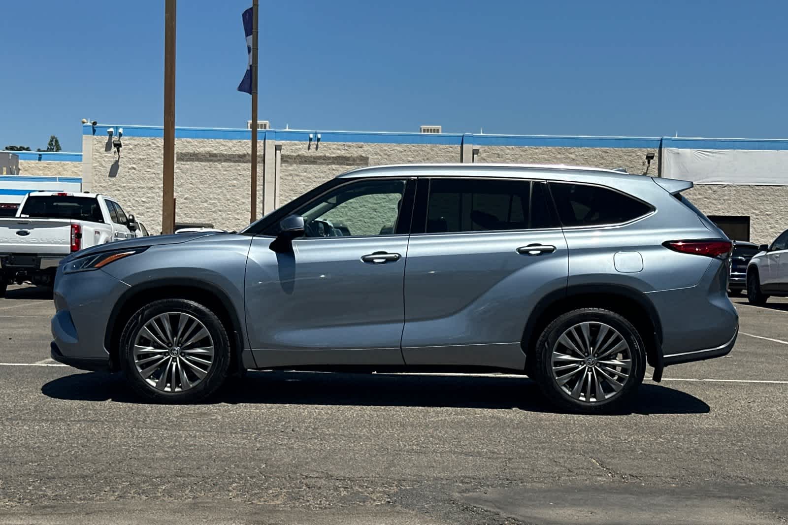 Thumbnail: 2022 Toyota Highlander - 4