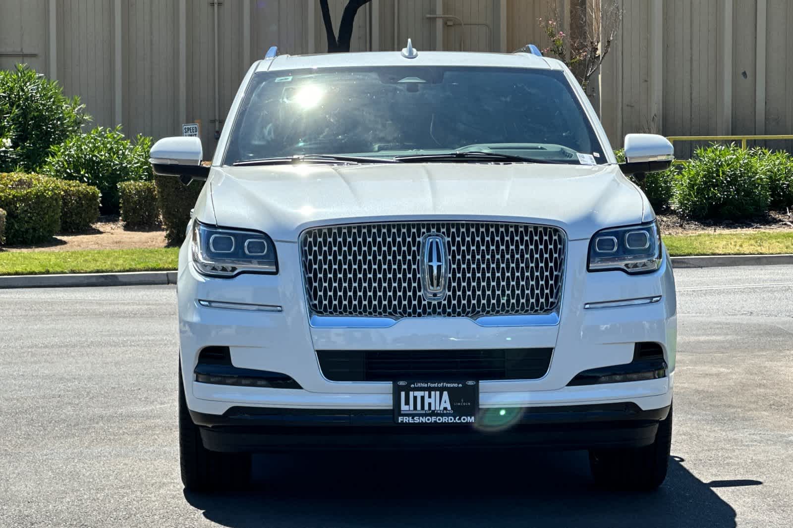 Thumbnail: 2024 Lincoln Navigator L - 11