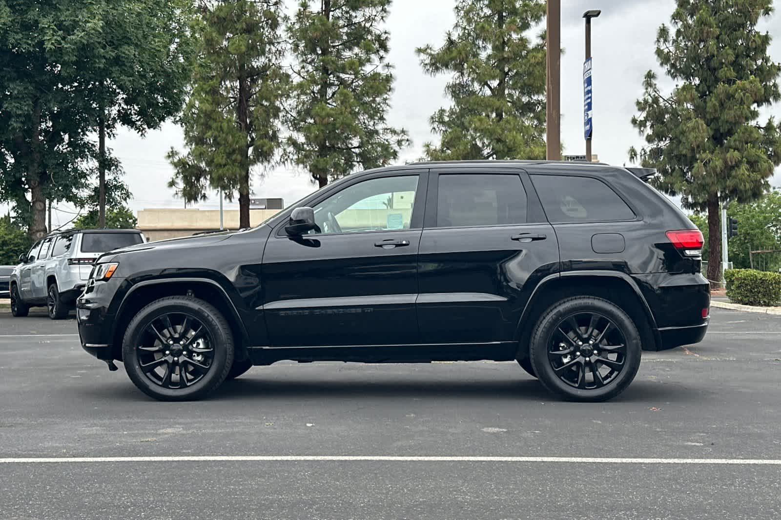 Thumbnail: 2022 Jeep Grand Cherokee - 5