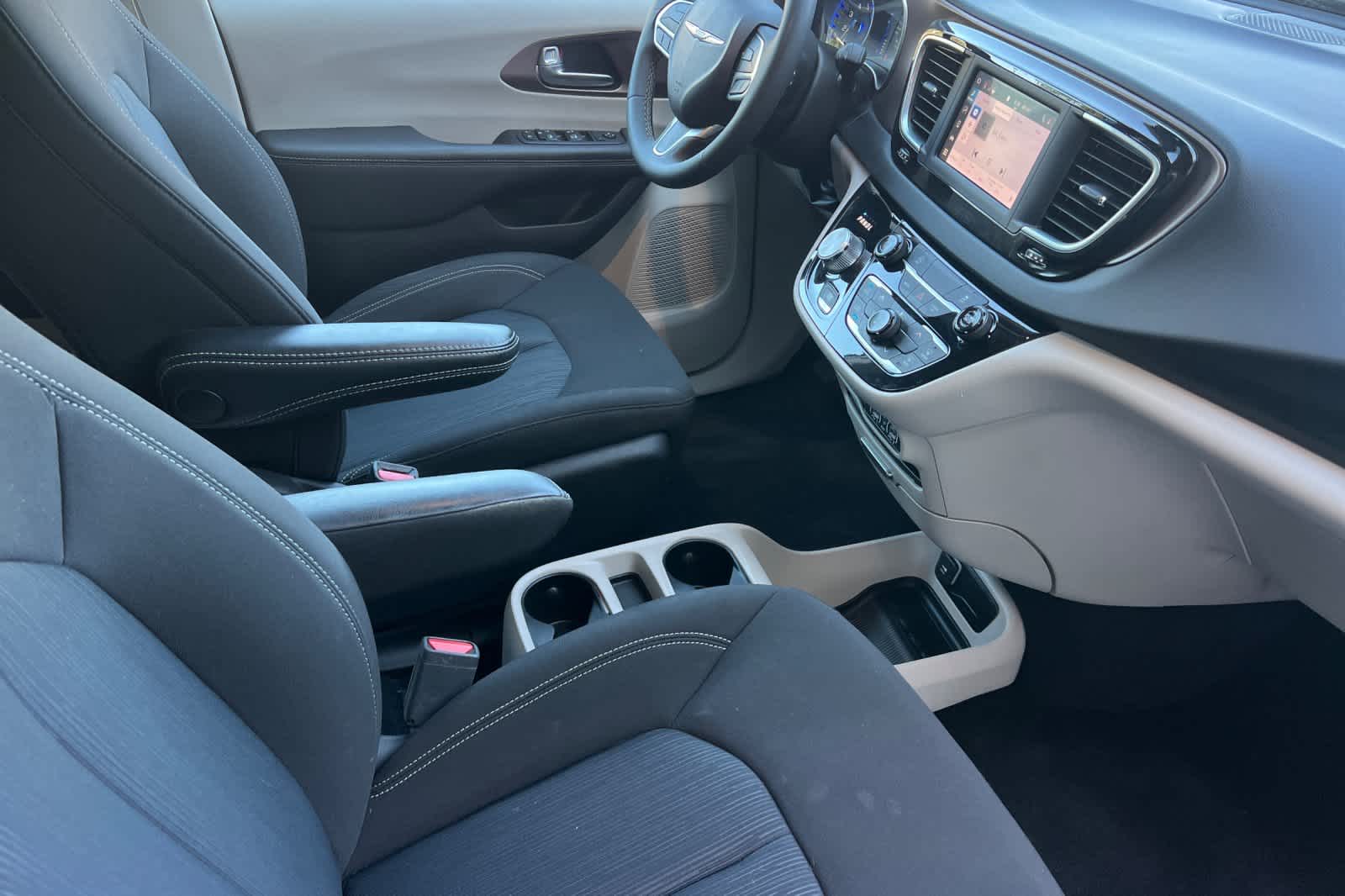 Thumbnail: 2024 Chrysler Voyager - 17