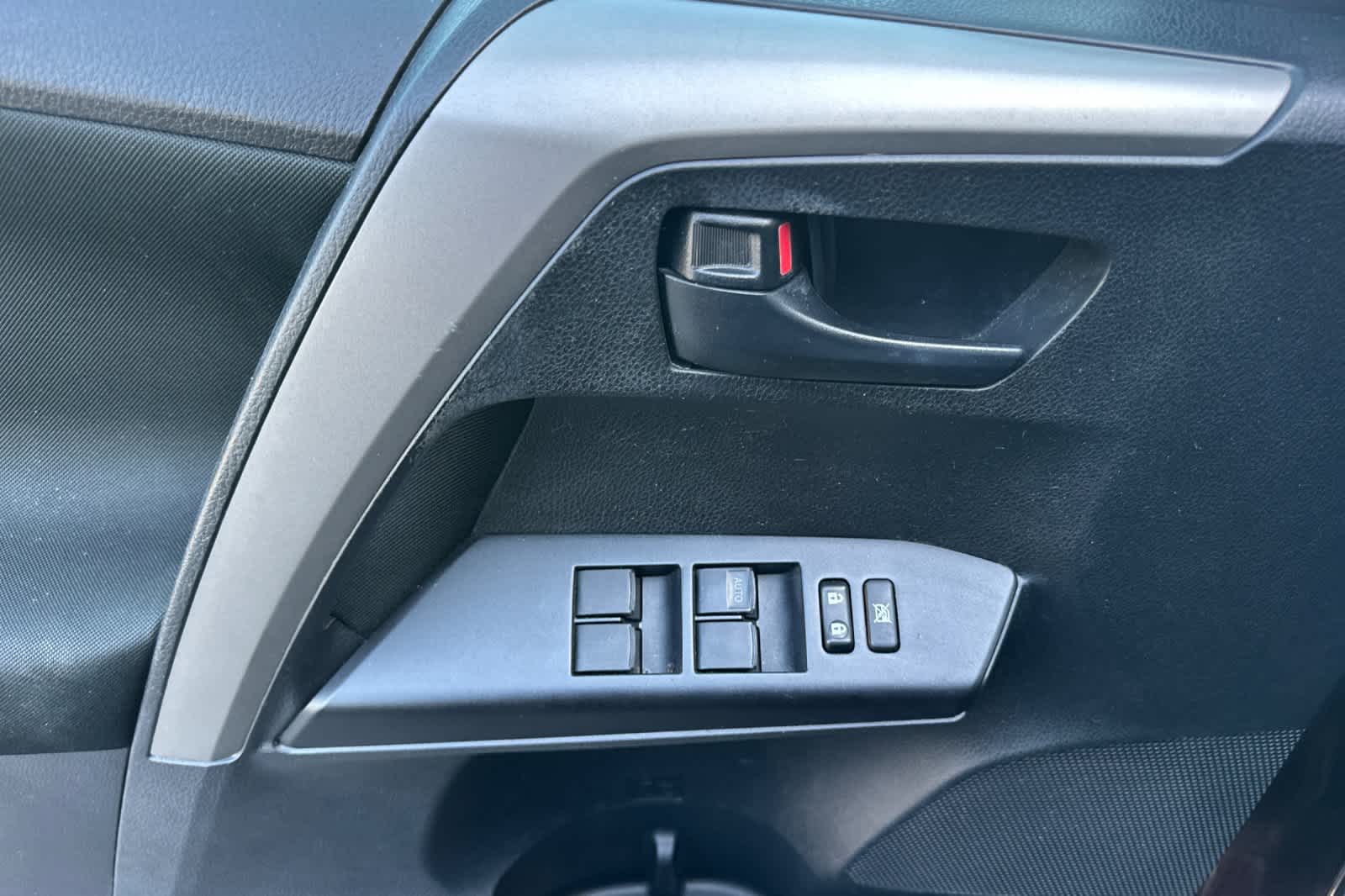 Thumbnail: 2018 Toyota RAV4 - 12
