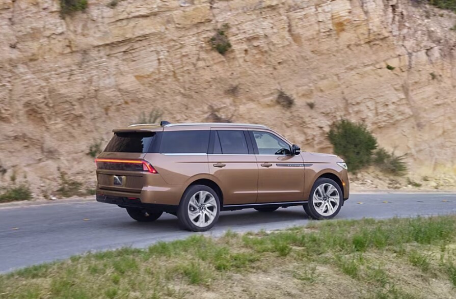 2024-12-04%2016_03_16-The%20All-New%202025%20Lincoln%20Navigator%C2%AE%20Large%20Luxury%20SUV%20-%20Blisk.png