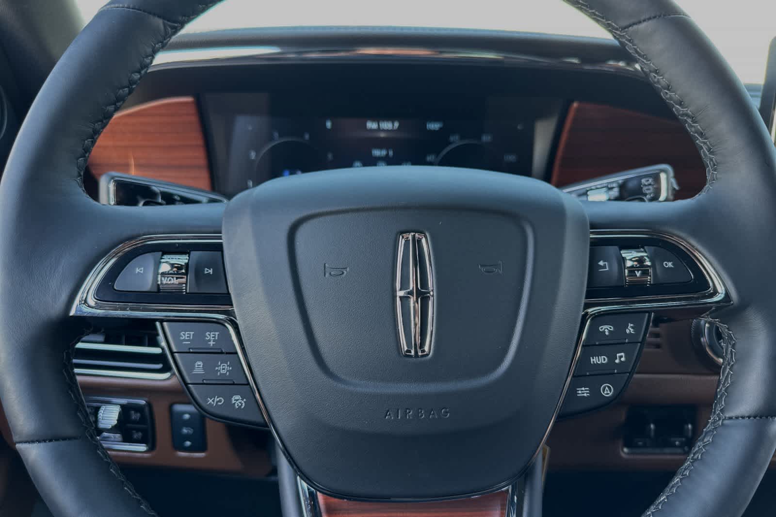 Thumbnail: 2024 Lincoln Navigator L - 25