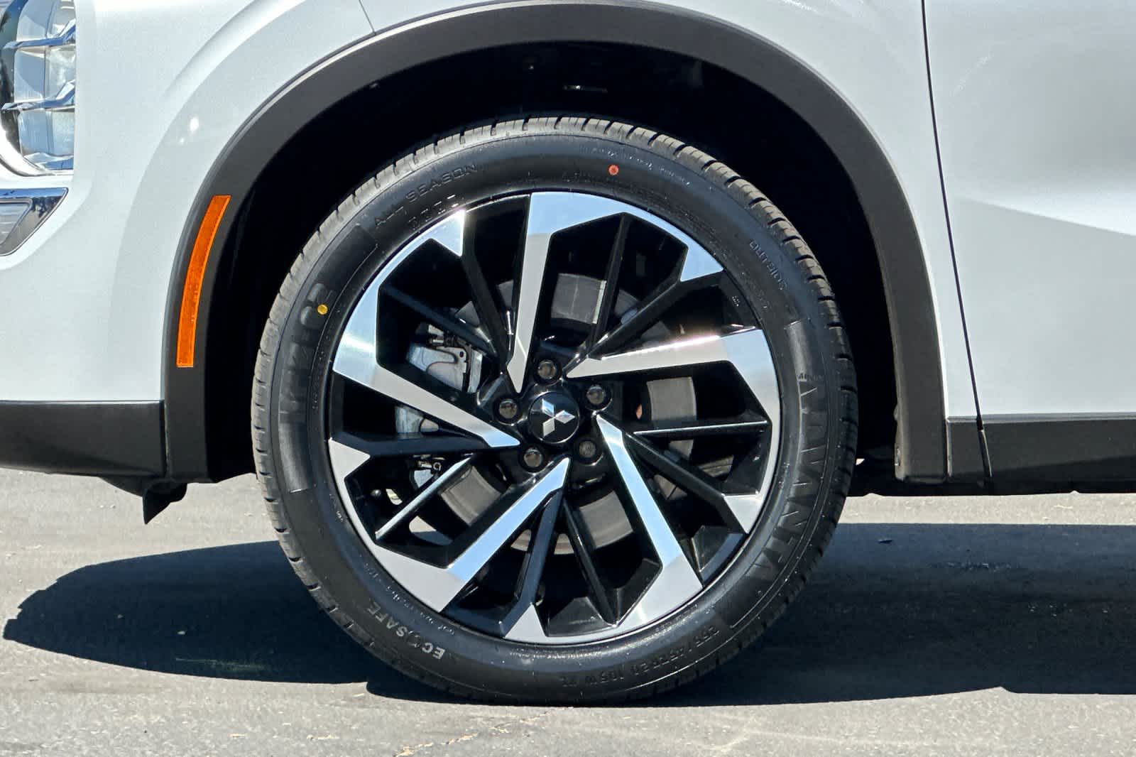 Thumbnail: 2023 Mitsubishi Outlander - 27