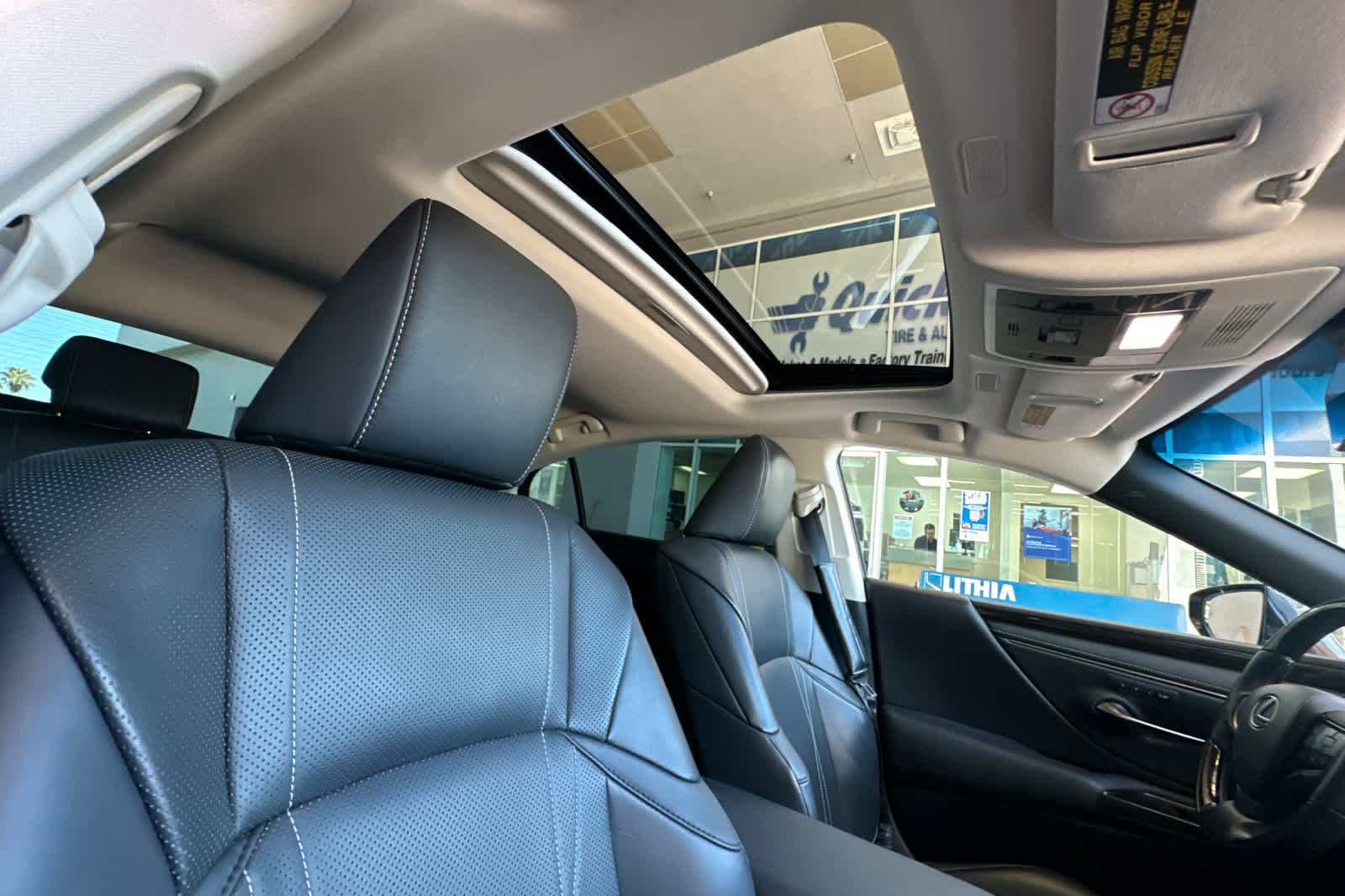 Thumbnail: 2019 Lexus ES - 17