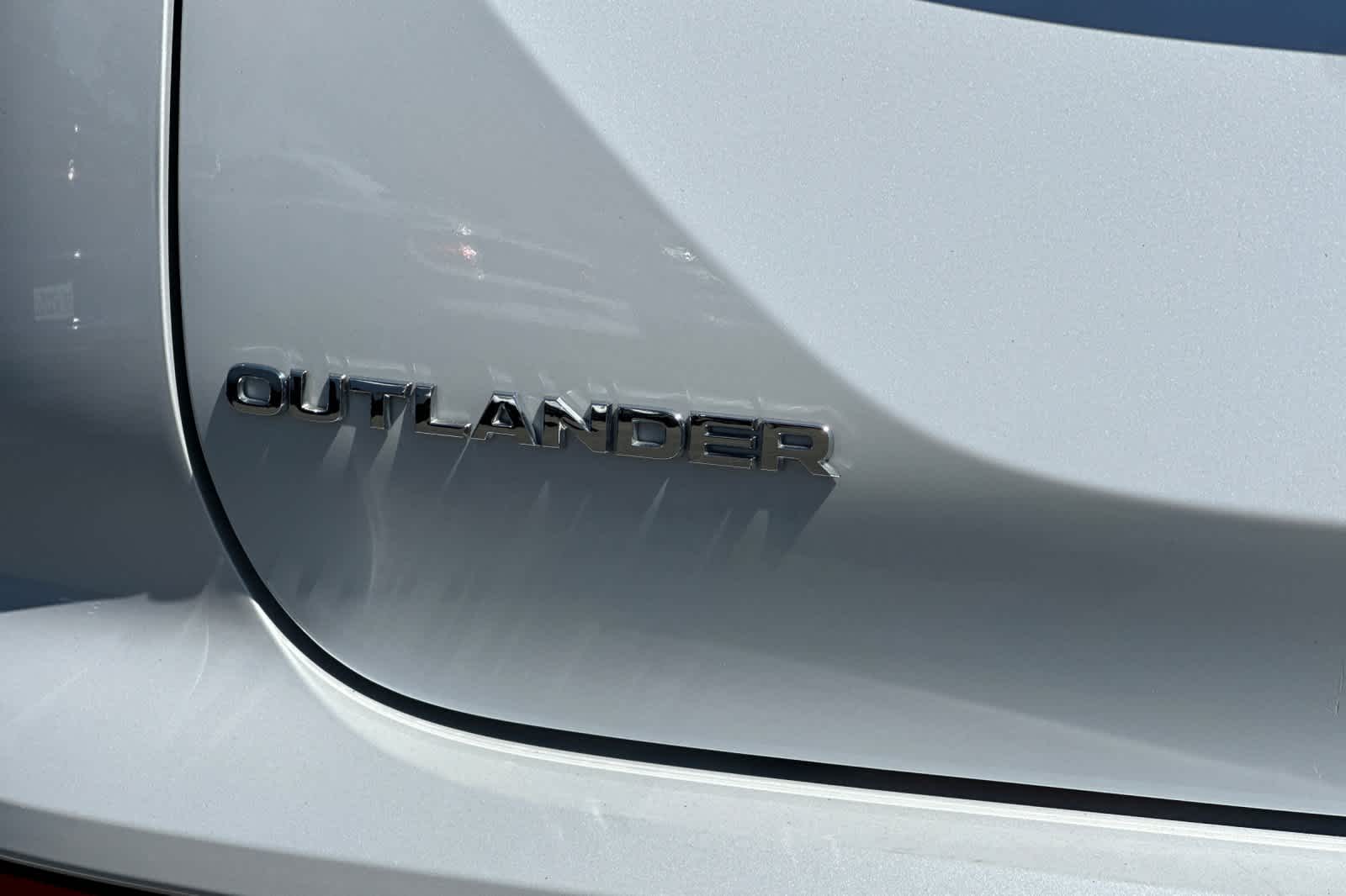 Thumbnail: 2023 Mitsubishi Outlander - 28