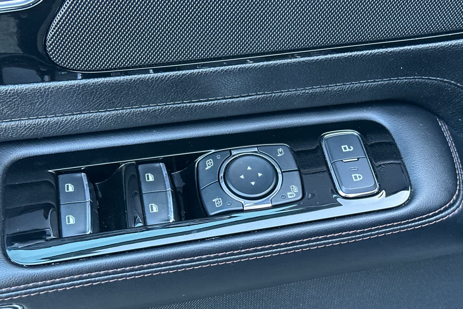 Thumbnail: 2023 Lincoln Aviator - 14