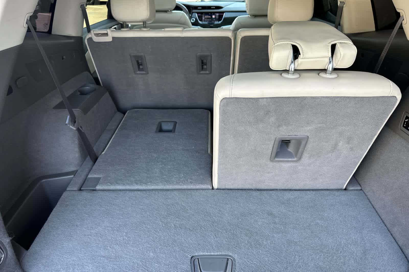 Thumbnail: 2021 Cadillac XT6 - 16
