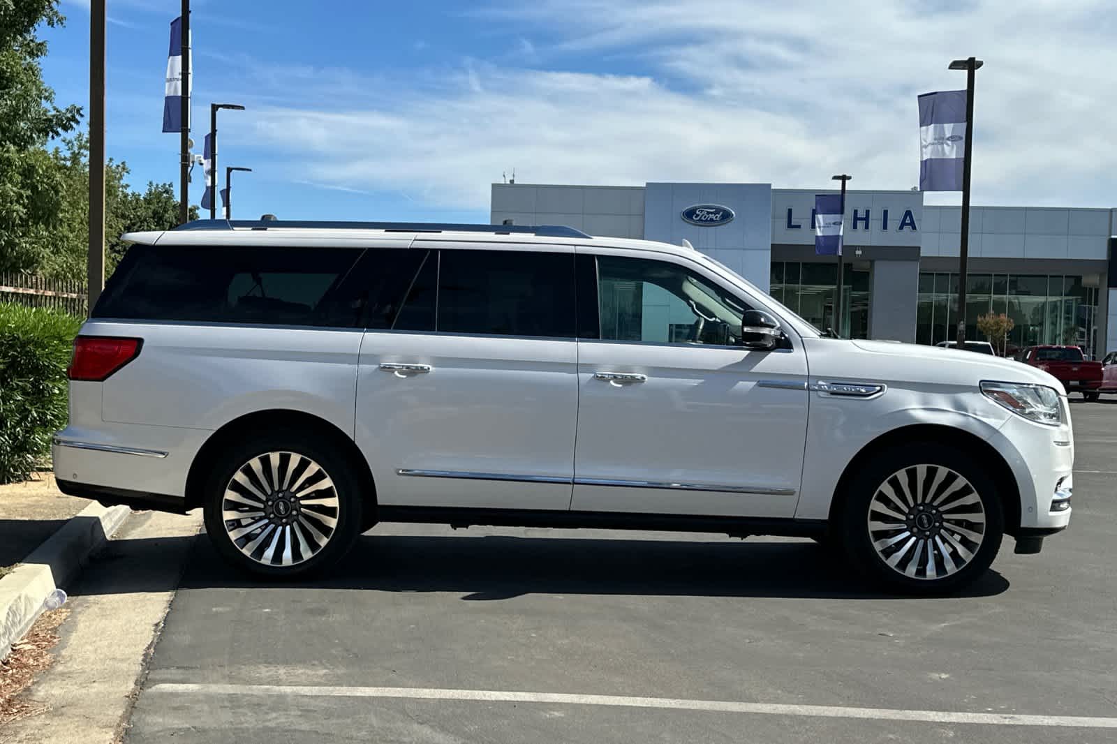 Thumbnail: 2019 Lincoln Navigator L - 8